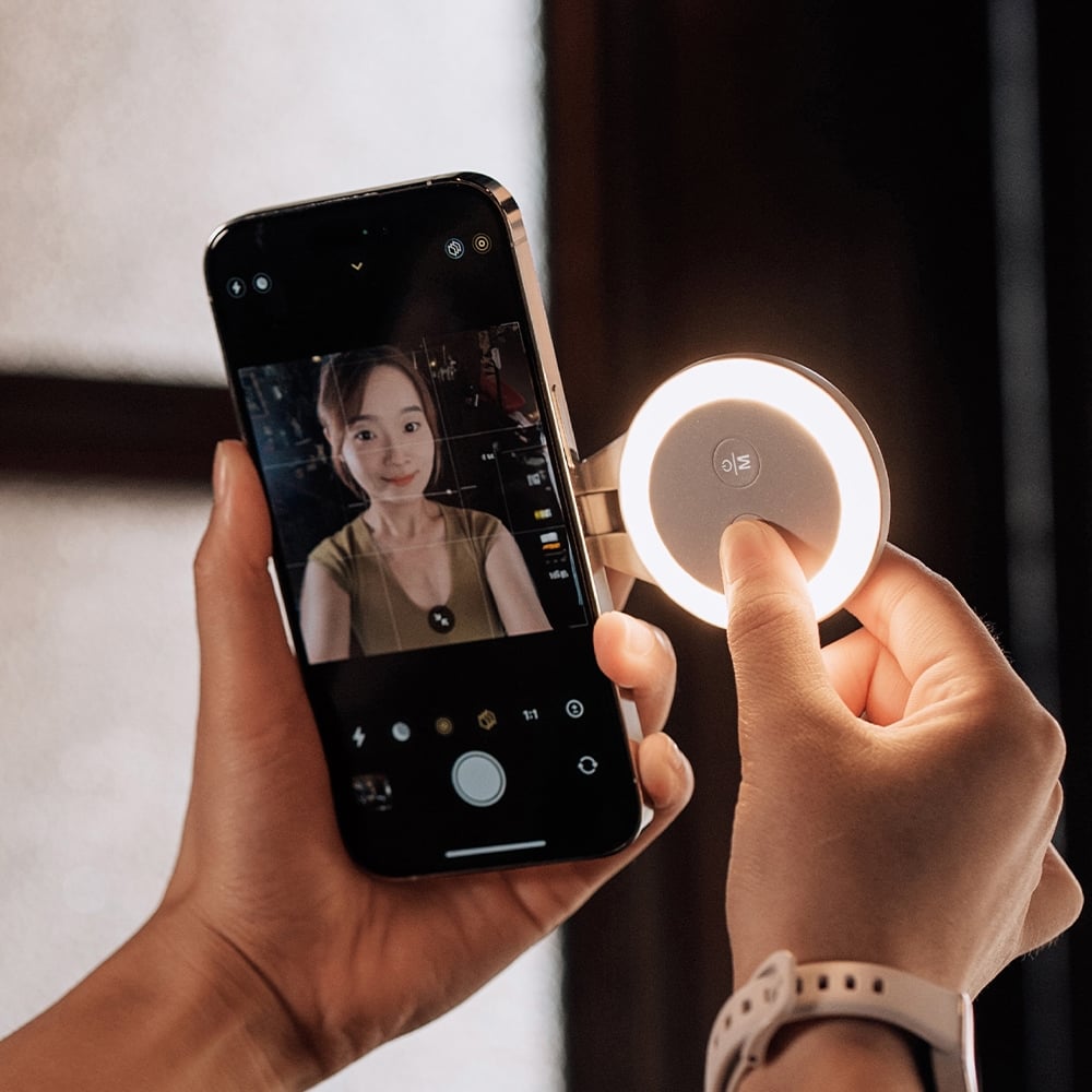 Ring light magnétique pour smartphone en utilisation